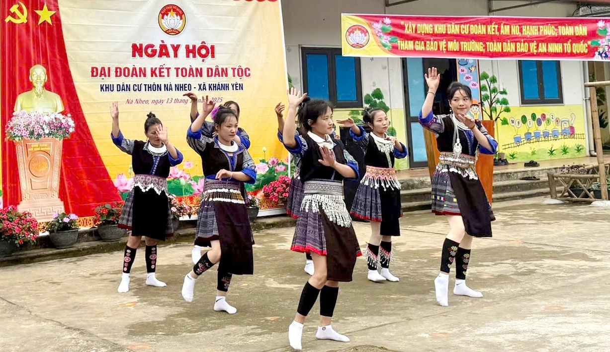 Biểu diễn văn nghệ trong ngày hội.