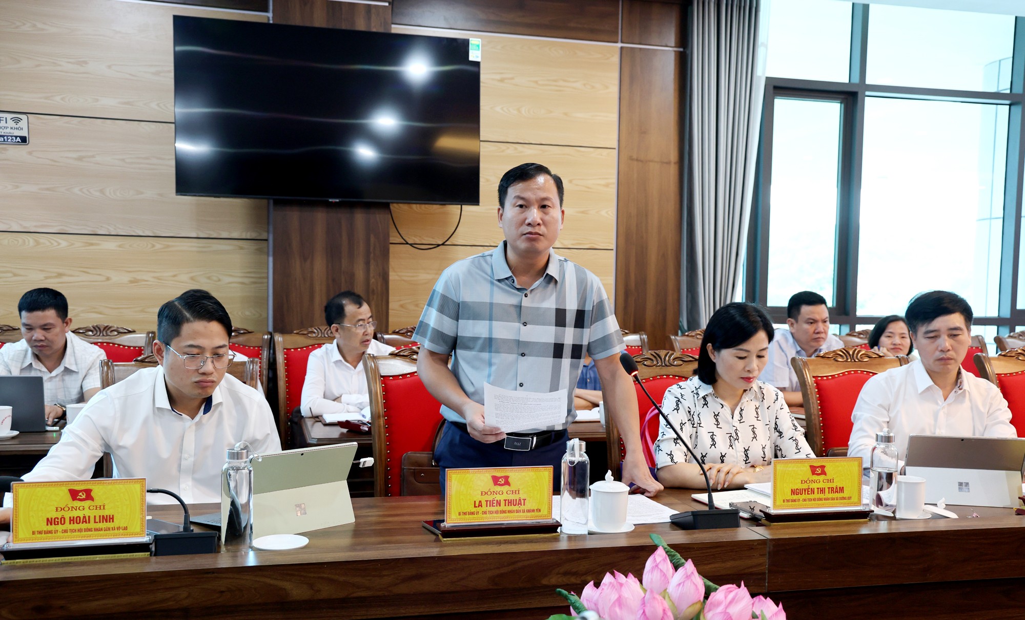 Đồng chí La Tiến Thuật, Bí thư Đảng ủy xã Khánh Yên trình bày báo cáo tại buổi làm việc. ltthuat.jpg
