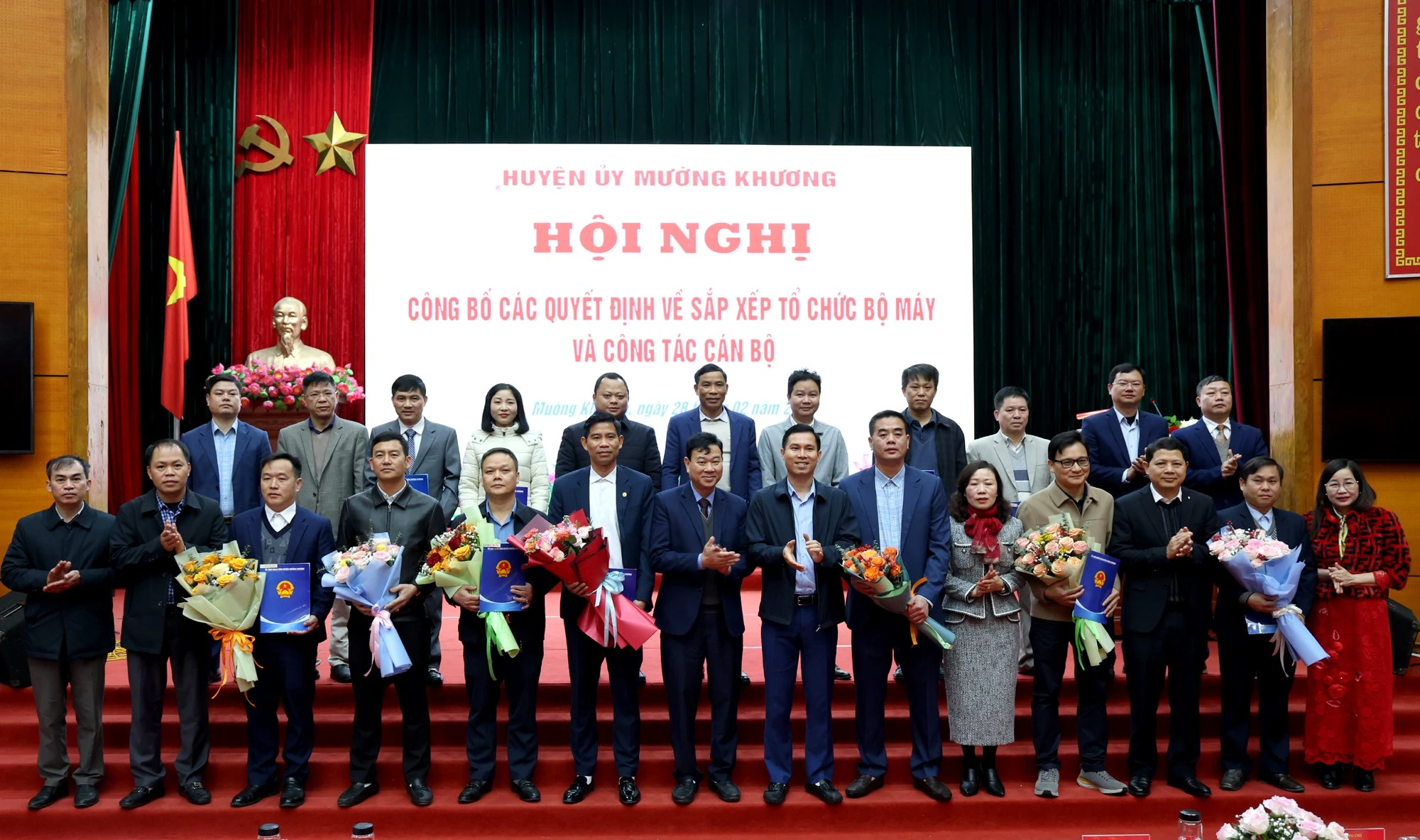 Đồng chí Vũ Văn Cài và Ban Thường vụ, Thường trực Huyện ủy, HĐND, UBND huyện Mường Khương chúc mừng các đồng chí được bổ nhiệm, chuyển đổi chức vụ lãnh đạo, quản lý.