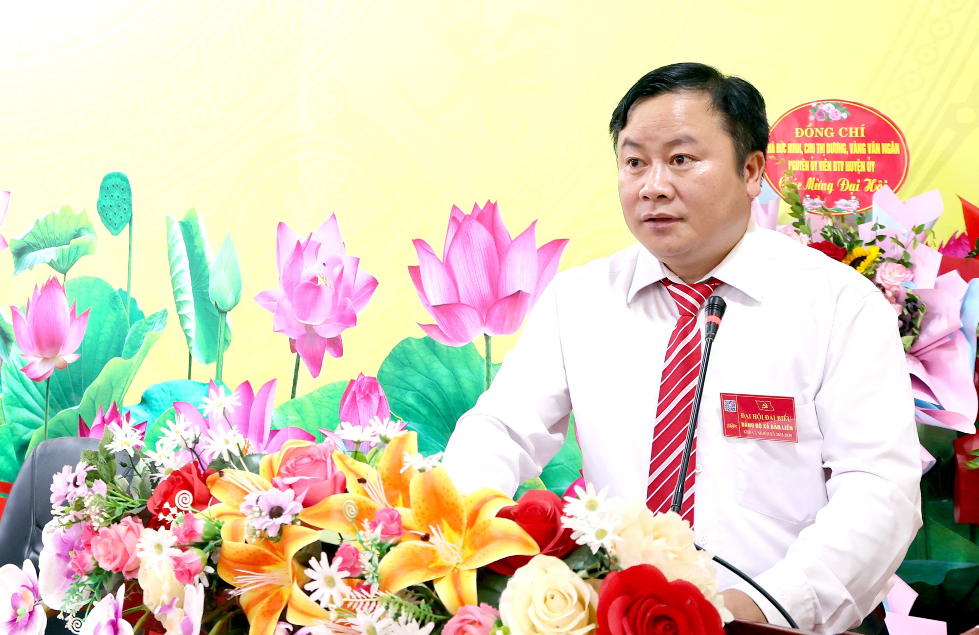 Đồng chí Tráng A Sơn, Bí thư Đảng ủy xã Bản Liền phát biểu tại đại hội. bl5.jpg