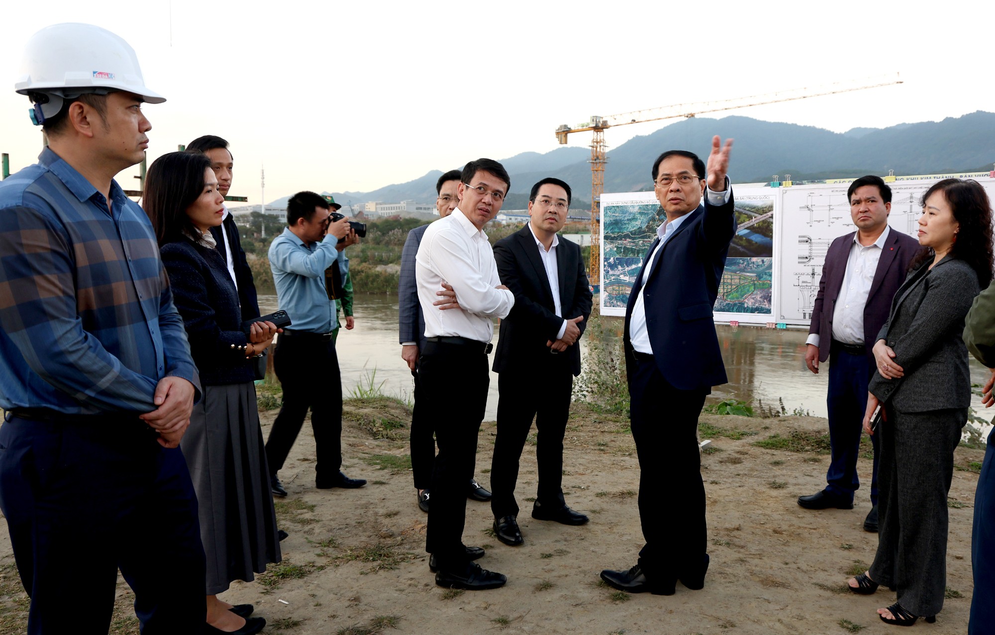 Phó Thủ tướng Bùi Thanh Sơn trên công trình thi công cầu đường bộ qua sông Hồng tại khu vực biên giới xã Bát Xát pttg5.jpg