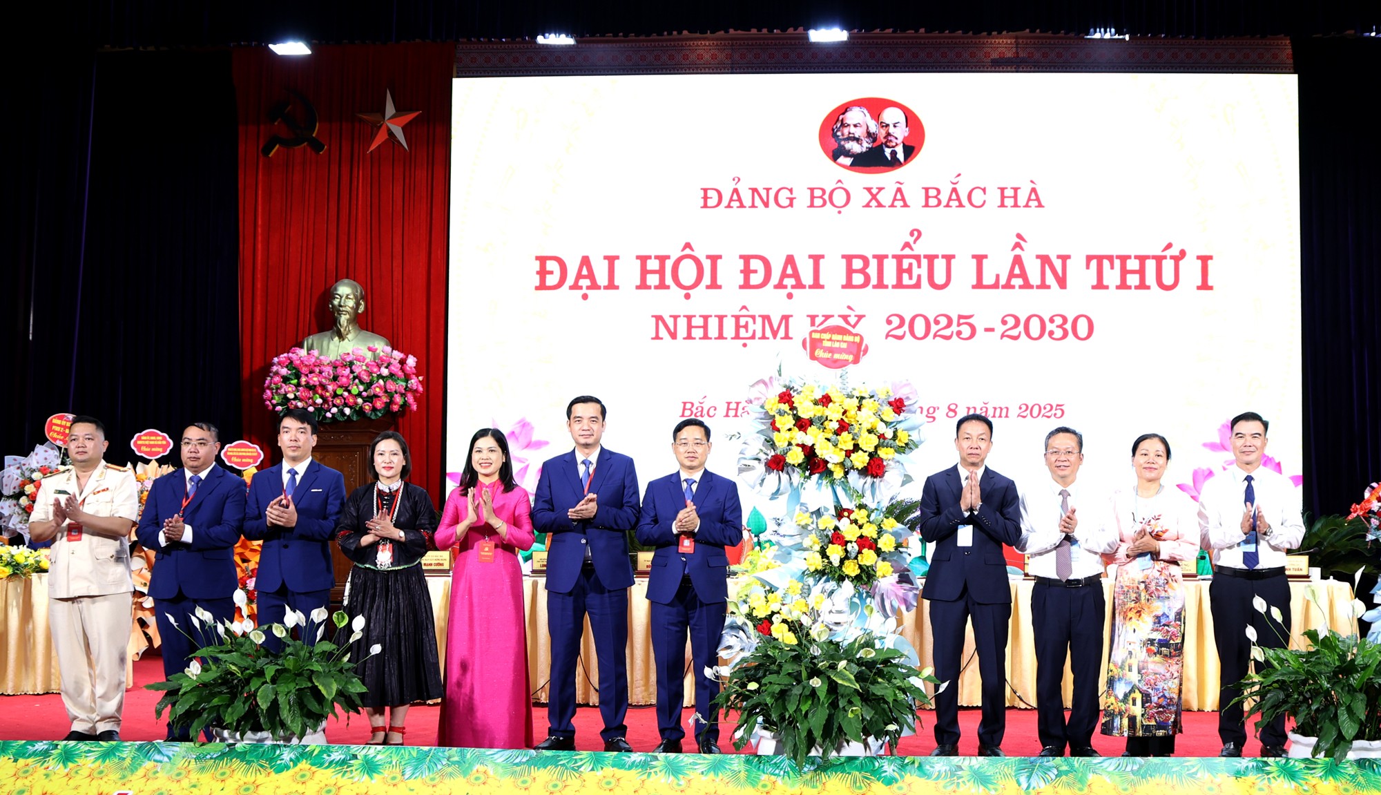 Các đồng chí lãnh đạo tặng lẵng hoa chúc mừng Đại hội. 1l8a9031c.jpg