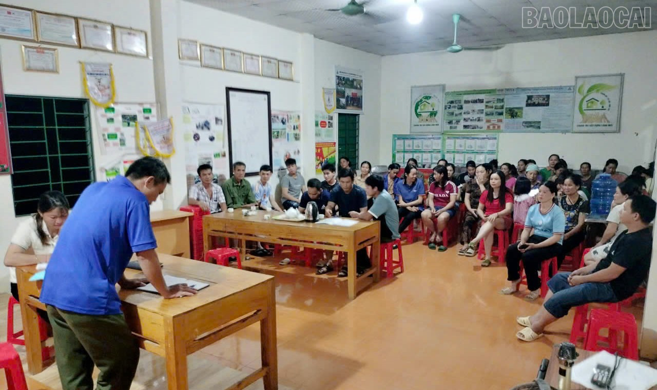 Thôn Na Lin họp truyên truyền, vận động các hộ dân sẵn sàng di chuyển đến nơi an toàn. Ảnh: Nguyễn Thái. baolaocai-tr_bl5.jpg