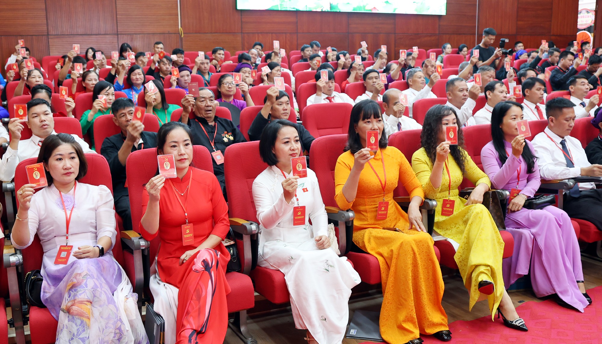 Các đại biểu biểu quyết thông qua Nghị quyết Đại hội. 1l8a9176c.jpg