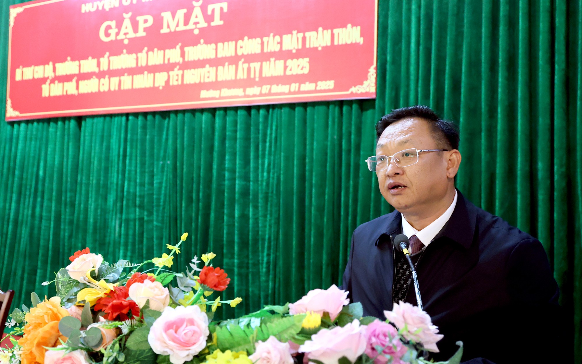 Đồng chí Giàng Seo Vần, Bí thư Huyện uỷ Mường Khương phát biểu tại buổi gặp mặt. 1l8a1665.jpg