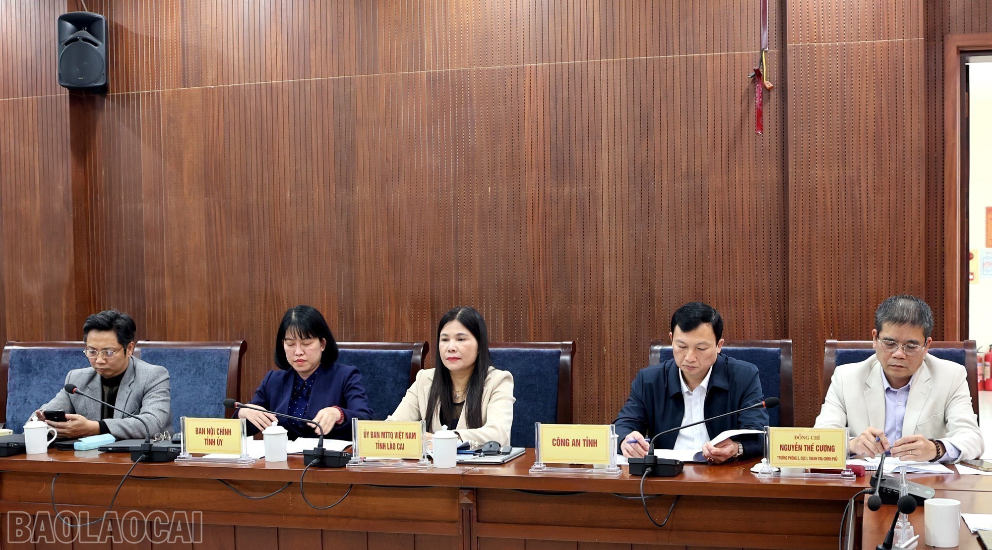 В диалоговой сессии приняли участие представители различных ведомств и учреждений. baolaocai-bl_dt3c.jpg