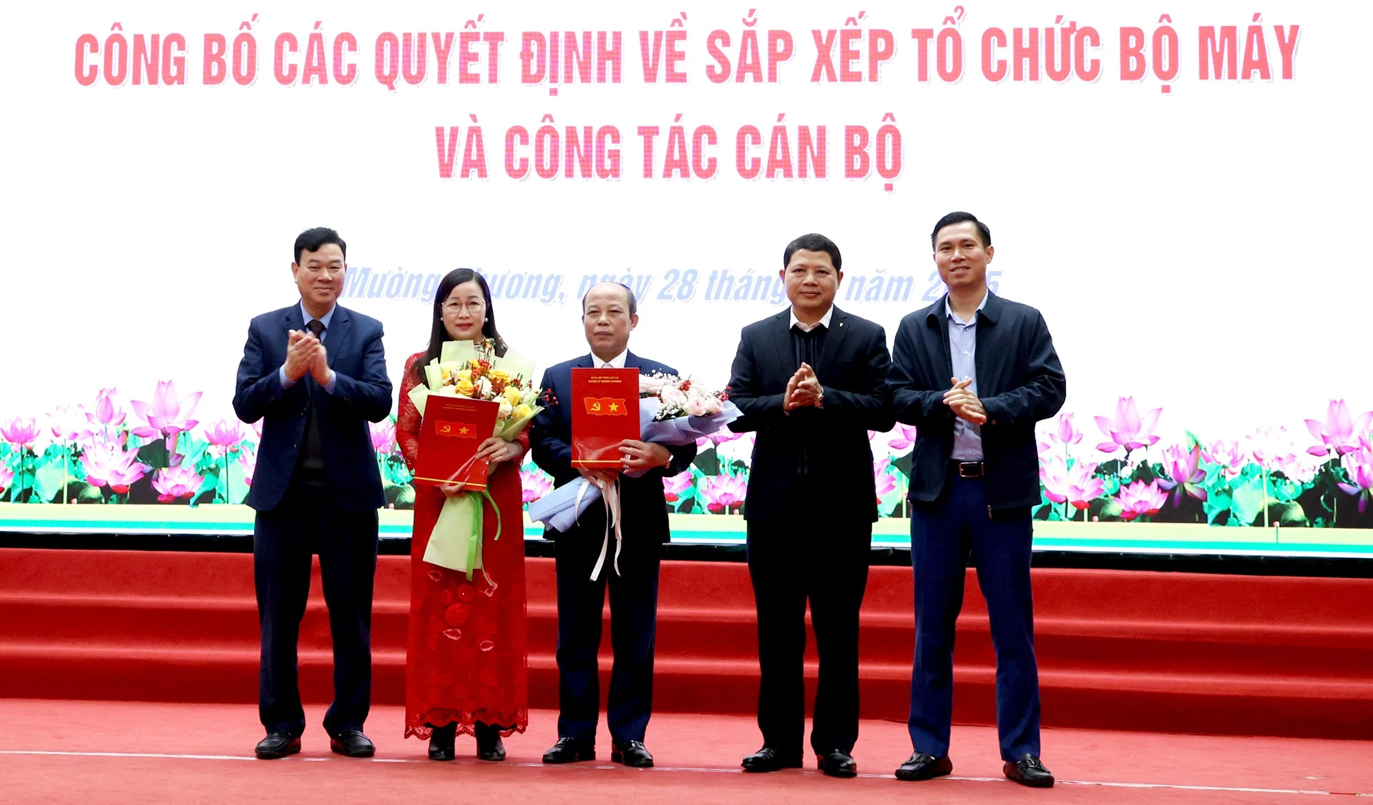Phó Chủ tịch Thường trực HĐND tỉnh Vũ Văn Cài và lãnh đạo huyện Mường Khương trao quyết định thành lập và bổ nhiệm lãnh đạo Ban Tuyên giáo và Dân vận Huyện ủy Mường Khương.