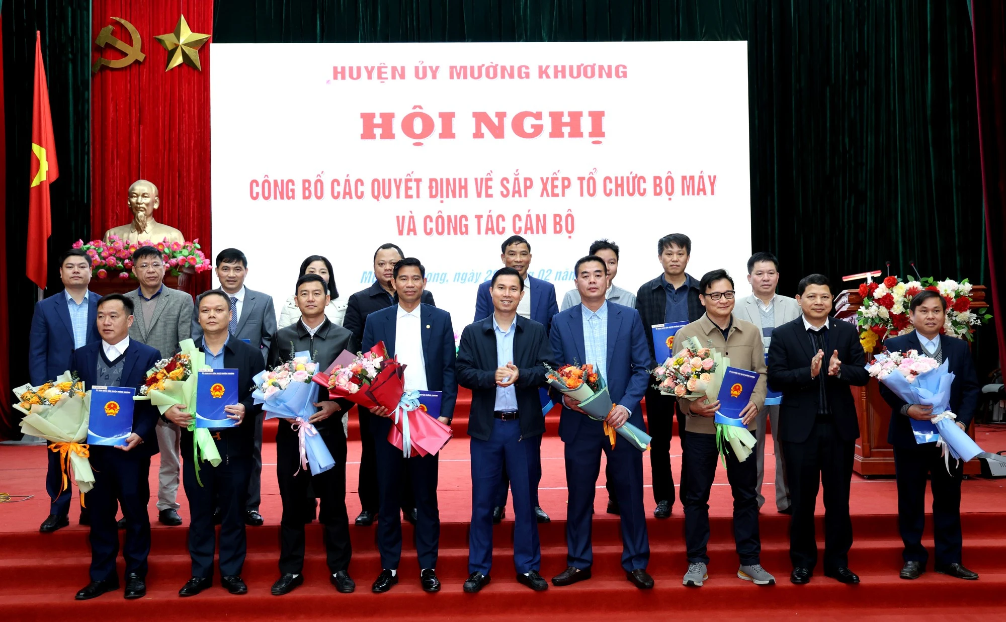 Lãnh đạo huyện Mường Khương trao quyết định thành lập và bổ nhiệm, chuyển đổi chức vụ lãnh đạo, quản lý đối với các cơ quan mới thành lập, sắp xếp lại.