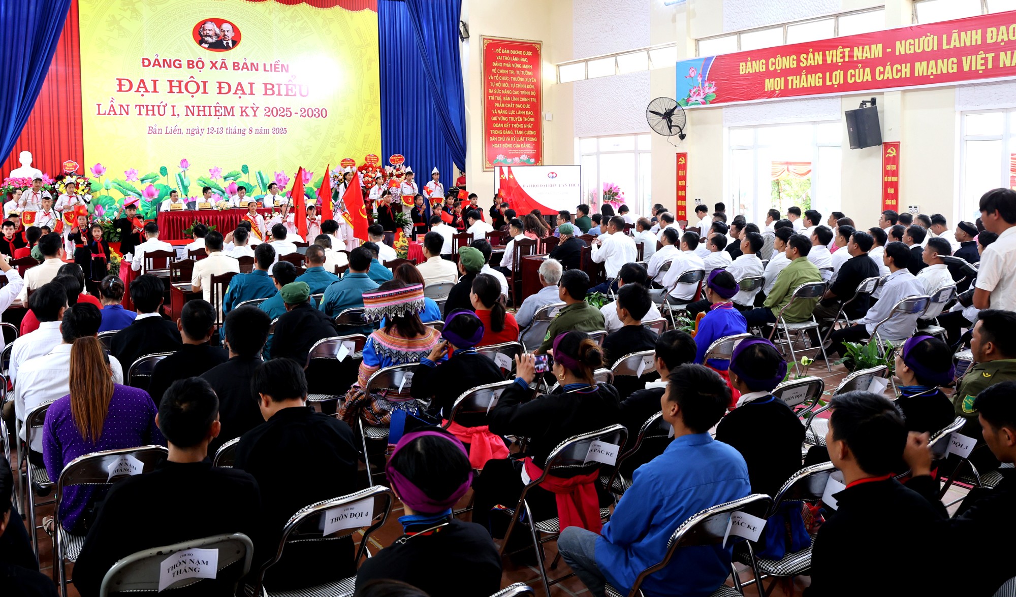 Các cháu thiếu nhi chào mừng đại hội. bl4.jpg