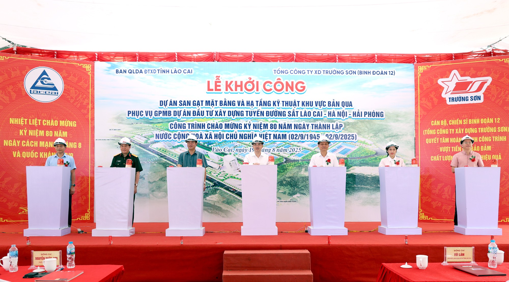 Các đại biểu thực hiện nghi thức khởi công công trình. bq4c.jpg