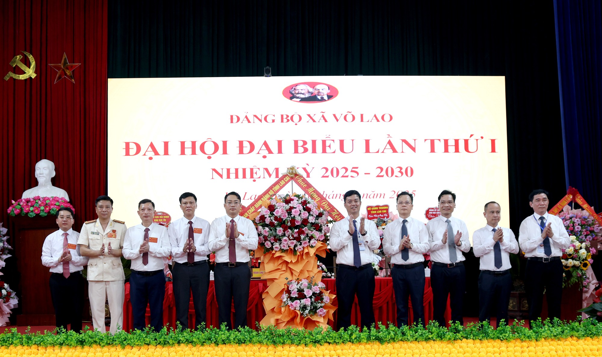 Chủ nhiệm UBKT Tỉnh ủy Nguyễn Minh Toàn và các đồng chí lãnh đạo tặng lẵng hoa chúc mừng Đại hội. 1l8a8670c.jpg