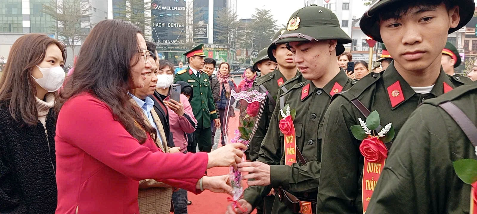 Bí thư Thành ủy Lào Cai Giàng Thị Dung tặng hoa tân binh.