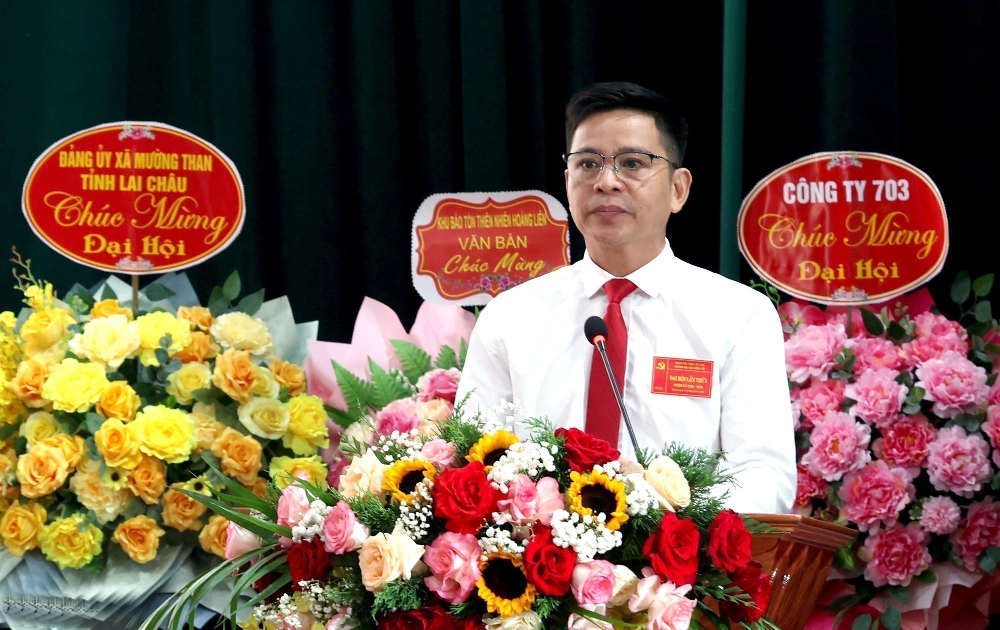 Đồng chí Hà Văn Toàn - Bí thư Đảng ủy xã phát biểu tại Đại hội. nx3c.jpg