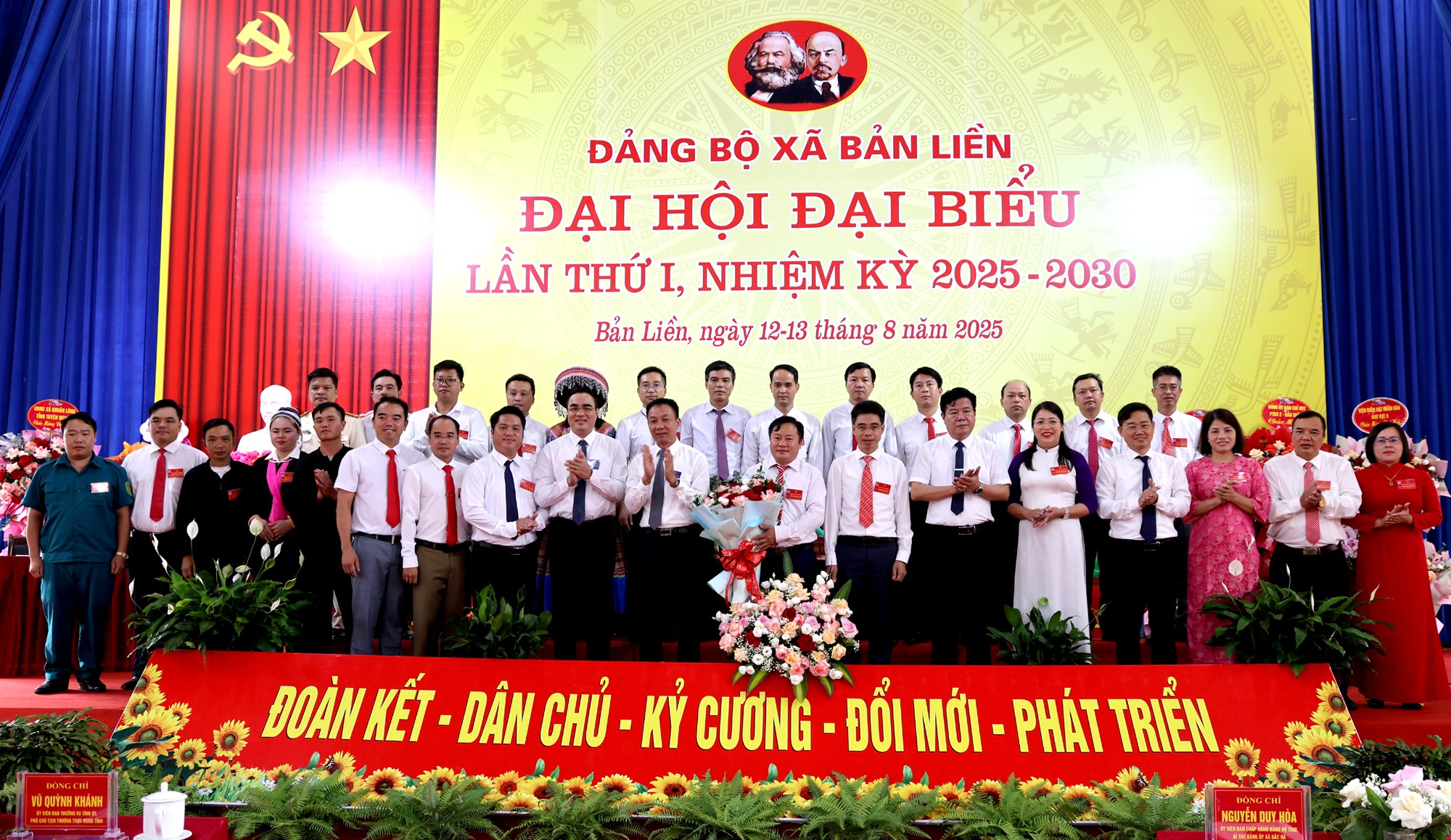 Các đồng chí lãnh đạo chúc mừng Ban Chấp hành Đảng bộ xã Bản Liền nhiệm kỳ 2025 - 2030. bl9.jpg