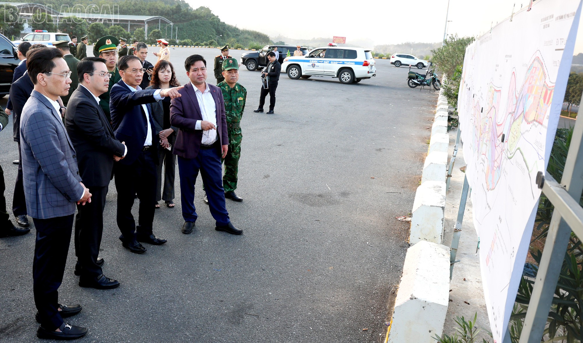 Phó Thủ tướng Bùi Thanh Sơn kiểm tra quy hoạch khu Cửa khẩu Kim Thành. baolaocai-tl_pttg1.jpg