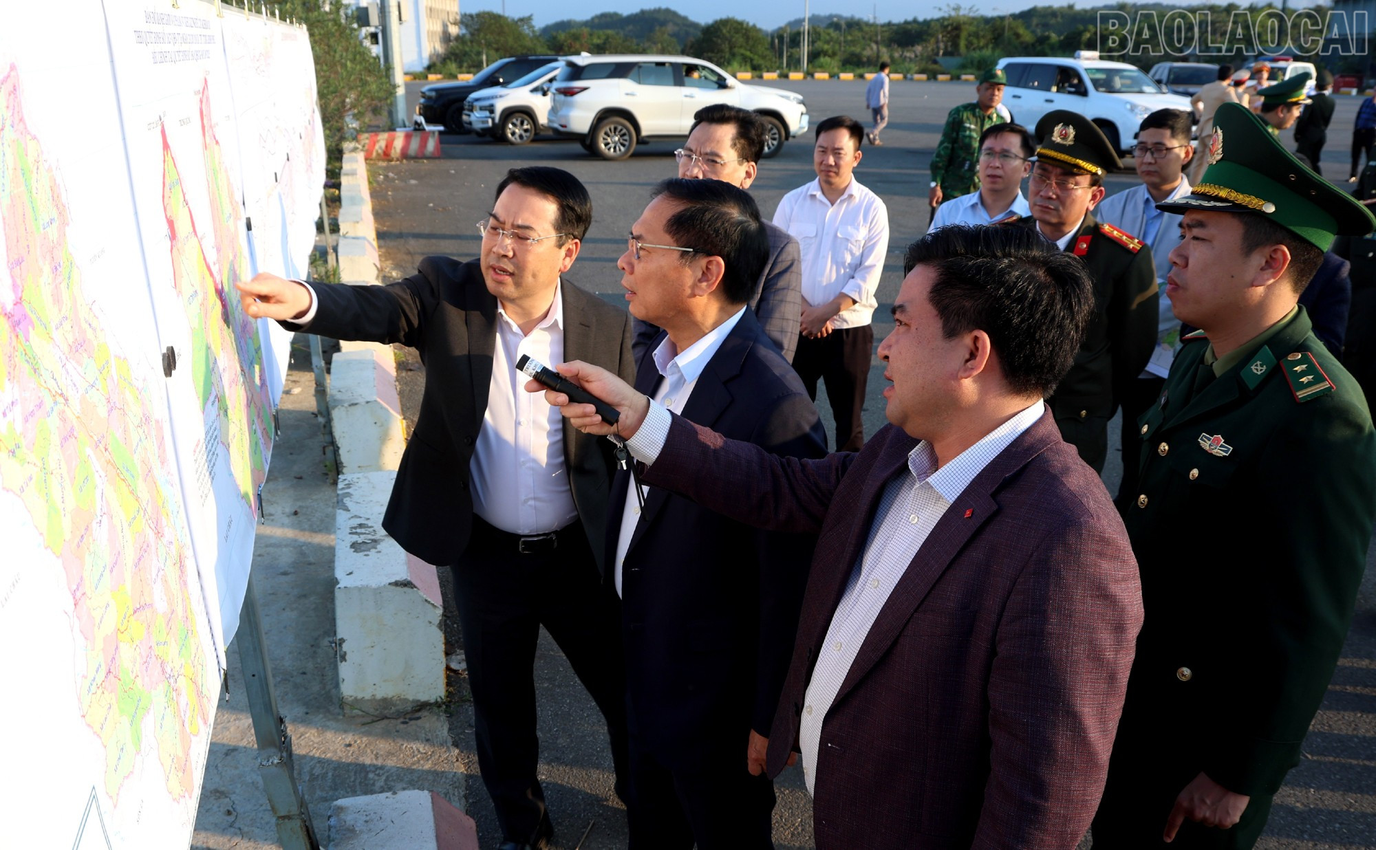 Chủ tịch UBND tỉnh Nguyễn Tuấn Anh báo cáo Phó Thủ tướng quy hoạch tổng thể Khu Kinh tế cửa khẩu Lào Cai baolaocai-tr_pttg2.jpg