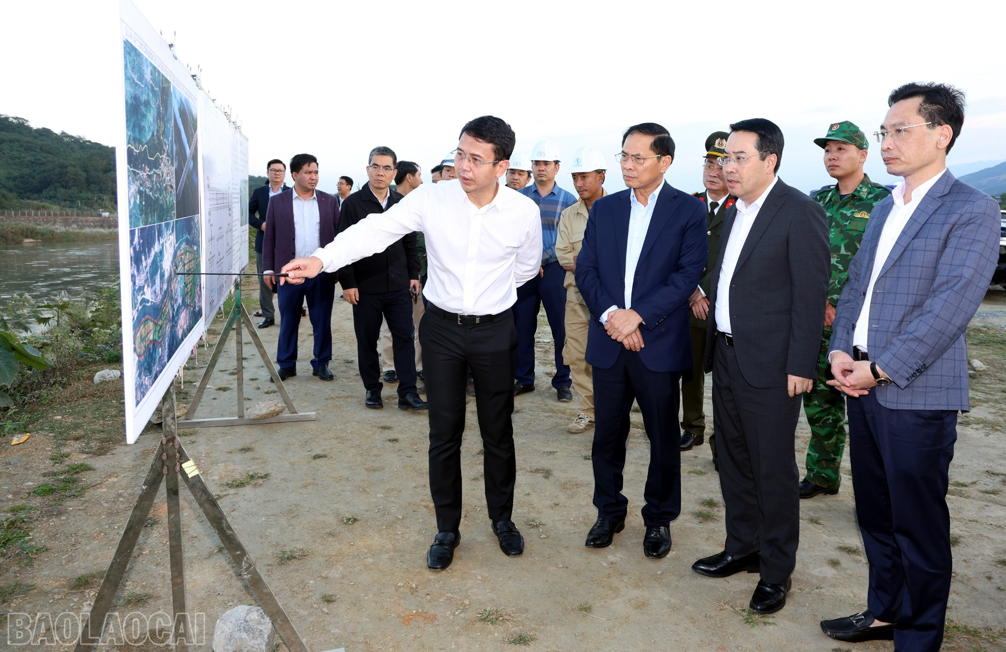 Phó Thủ tướng Bùi Thanh Sơn nghe báo cáo về Dự án cầu biên giới qua sông Hồng tại khu vực biên giới xã Bát Xát và hạ tầng kết nối. baolaocai-bl_pttg4.jpg