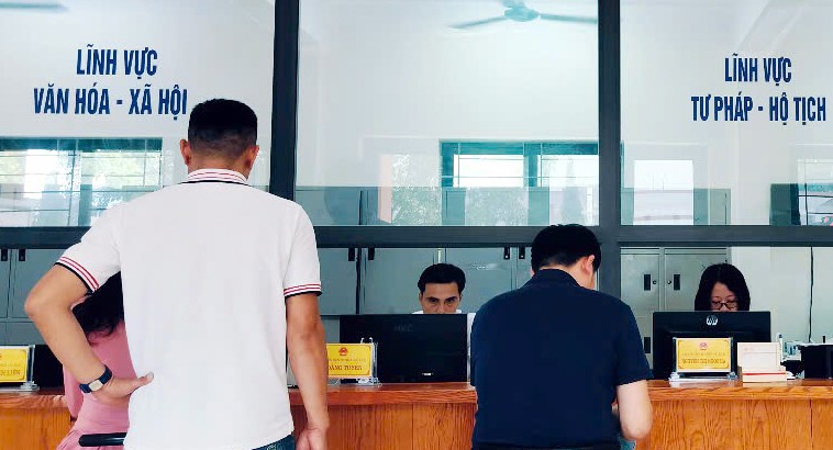 Công dân đến thực hiện thủ tục hành chính tại Trung tâm Hành chính công xã Tằng Loỏng tloong-4725.jpg