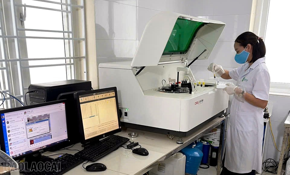 បុគ្គលិកនៅពហុព្យាបាលតំបន់បានឡៅកំពុងធ្វើតេស្តជីវគីមីឈាម។ baolaocai-bl_yt2.jpg