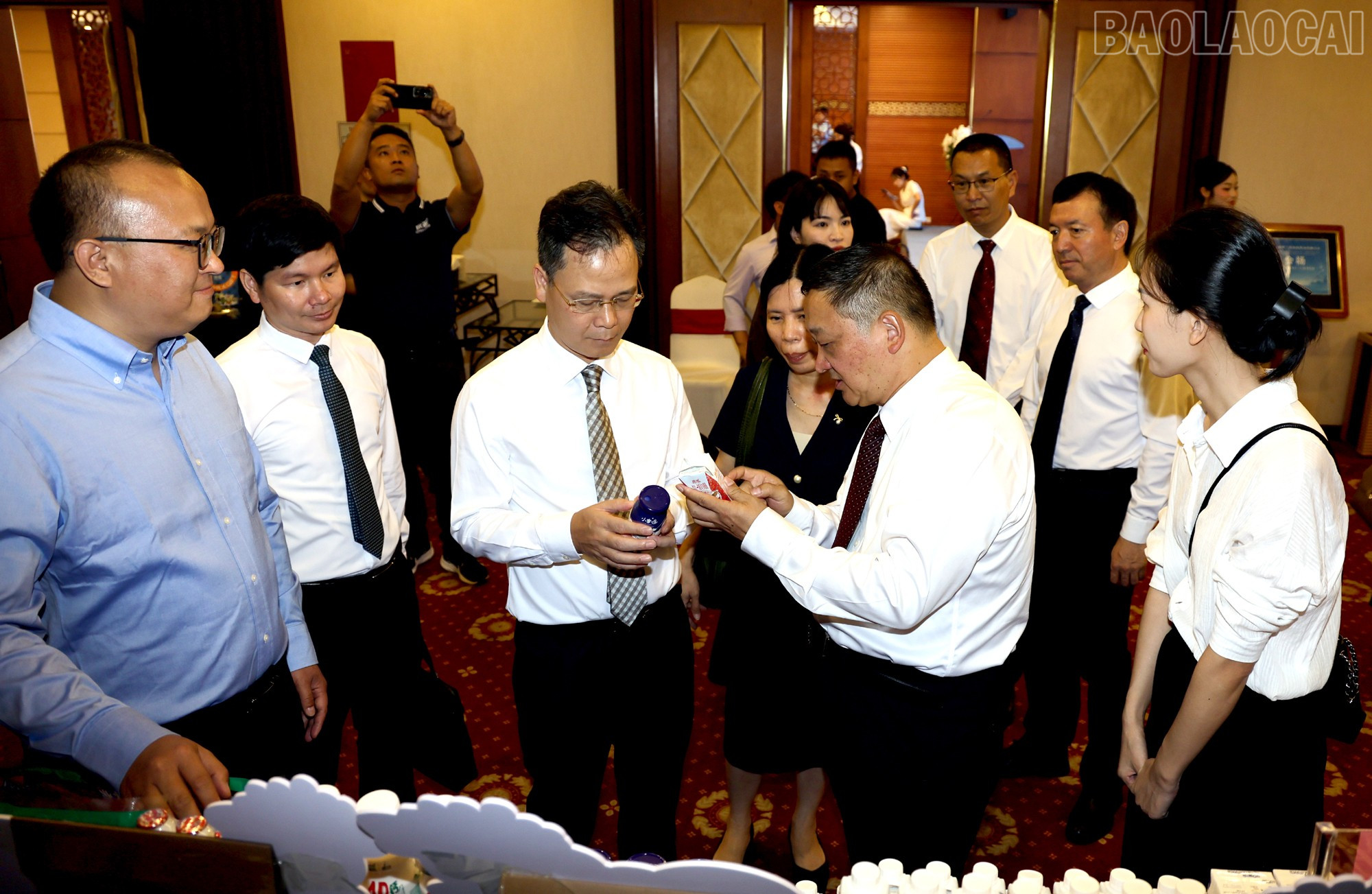 Phó Chủ tịch UBND tỉnh Lào Cai Nguyễn Thành Sinh tham quan sản phẩm của châu Đại Lý. baolaocai-tr_dl8.jpg