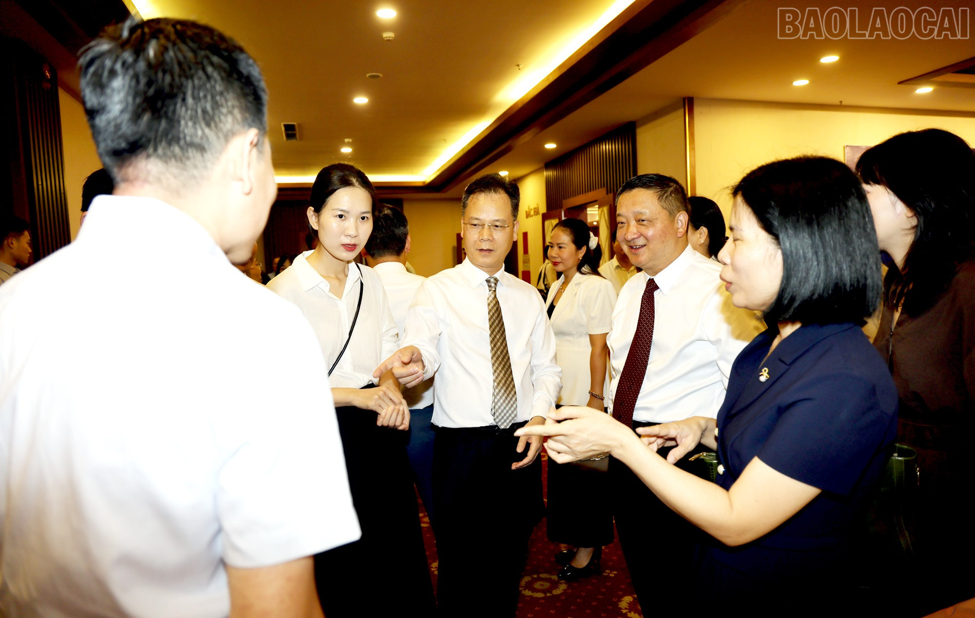 Phó Chủ tịch UBND tỉnh Lào Cai Nguyễn Thành Sinh trò chuyện với lãnh đạo Châu uỷ và doanh nhân châu Đại Lý. baolaocai-tr_dl7.jpg