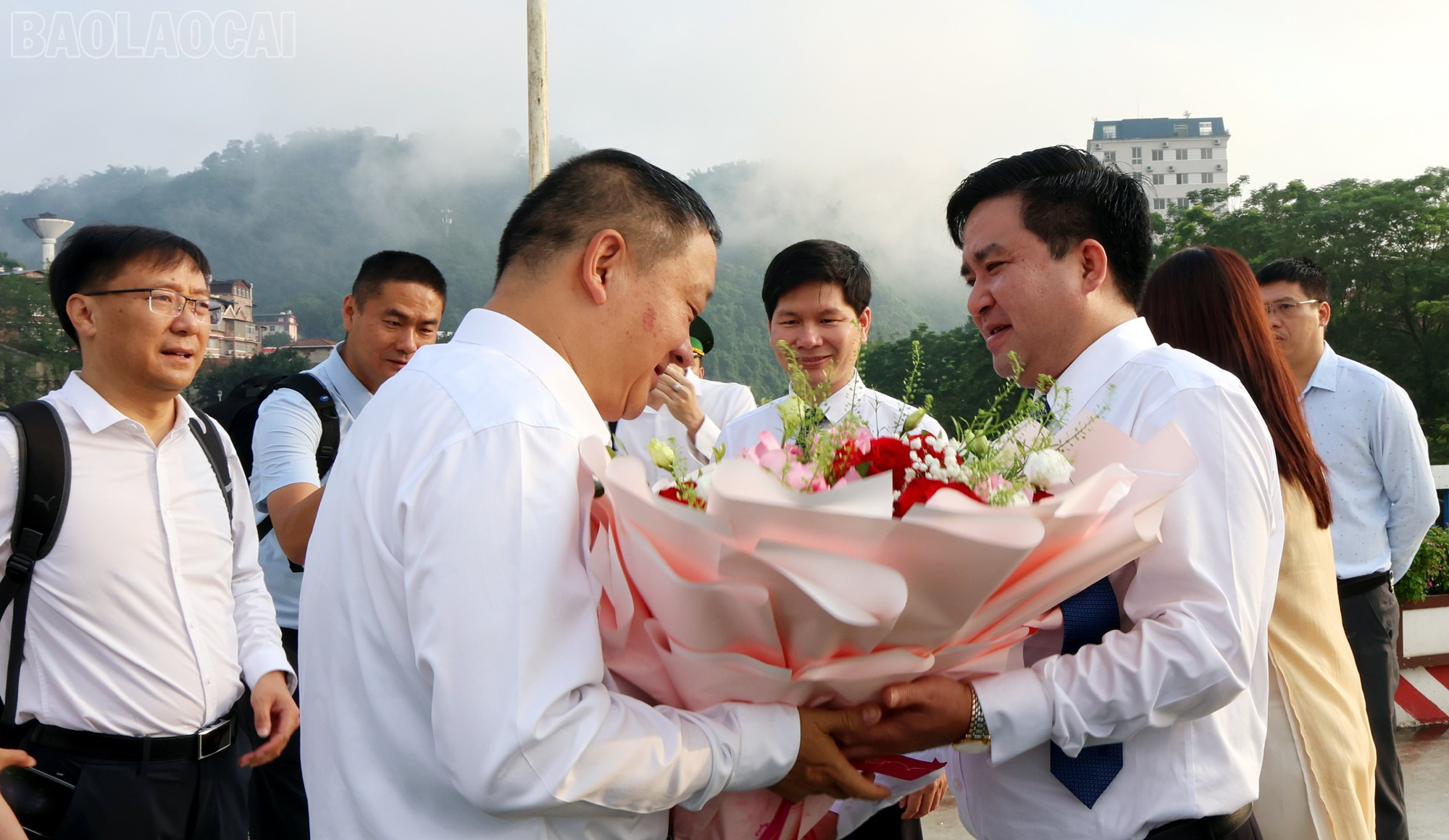 Được sự uỷ quyền, đồng chí Vương Trinh Quốc - Trưởng Ban Quản lý Khu Kinh tế tỉnh Lào Cai cùng lãnh đạo một số sở, ngành tỉnh Lào Cai đón Đoàn đại biểu châu Đại Lý tại Cửa khẩu Quốc tế Lào Cai. baolaocai-tl_dl2.jpg