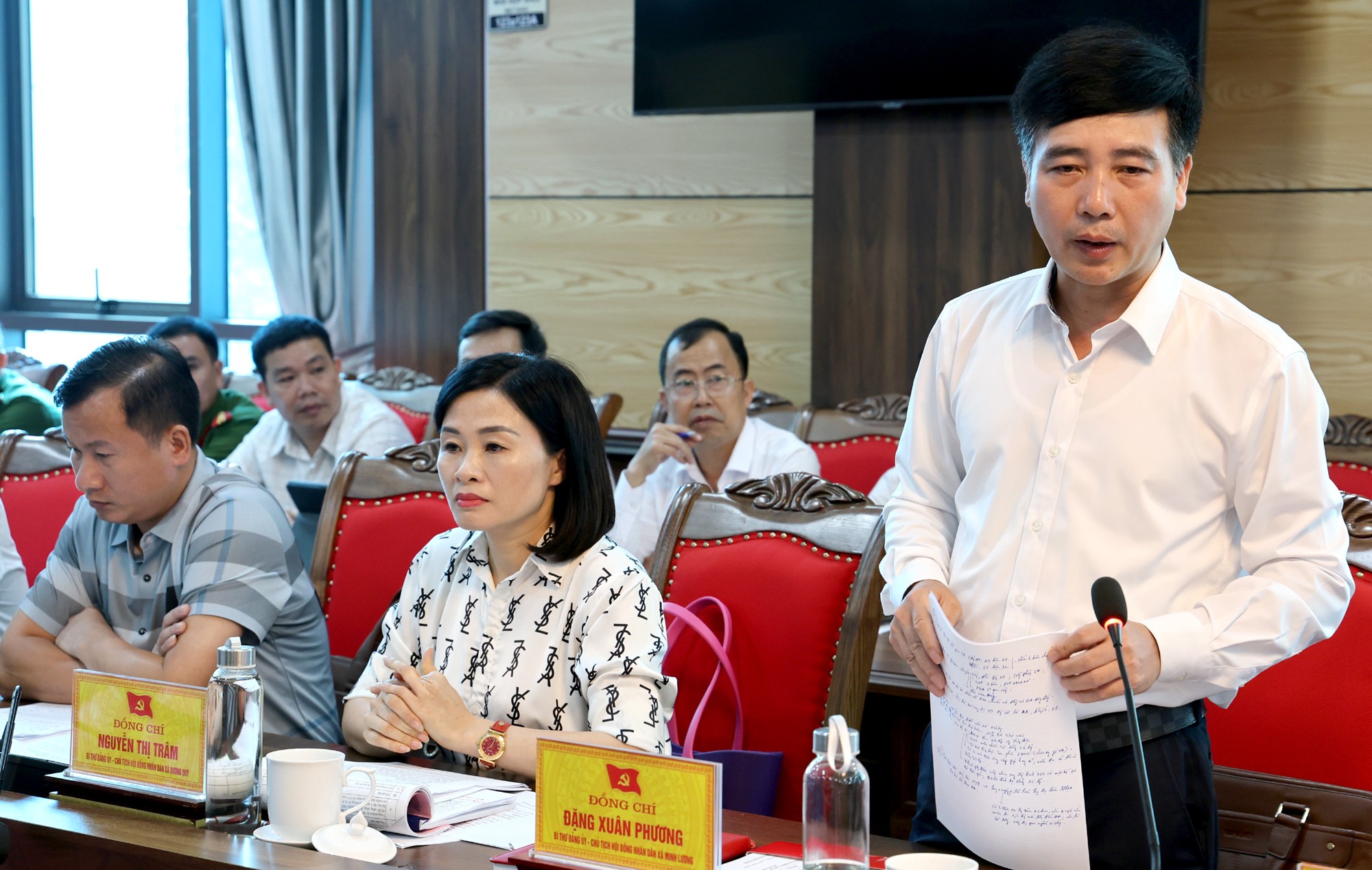 Đồng chí Đặng Xuân Phương, Bí thư Đảng ủy xã Minh Lương trình bày báo cáo. mluong.jpg