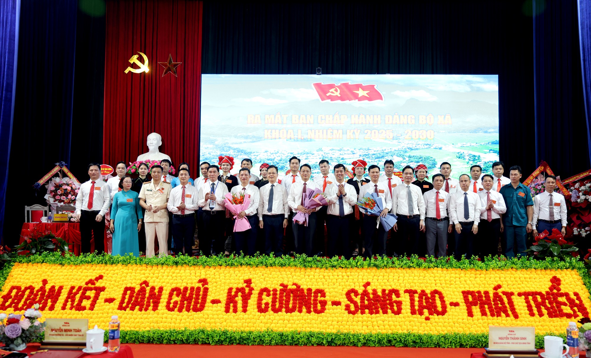 Các đồng chí lãnh đạo chúc mừng Ban Chấp hành Đảng bộ xã Võ Lao nhiệm kỳ 2025 - 2030. 1l8a8807c.jpg