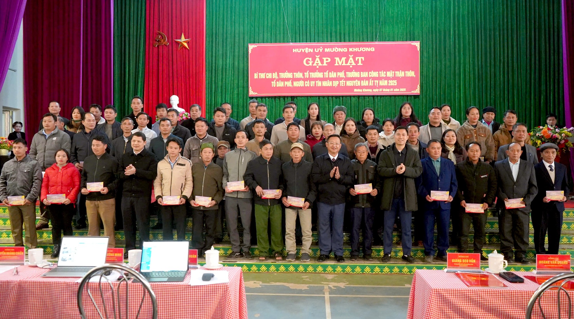 Lãnh đạo huyện tặng quà cán bộ cốt cán ở thôn, tổ dân phố. mk71252.jpg