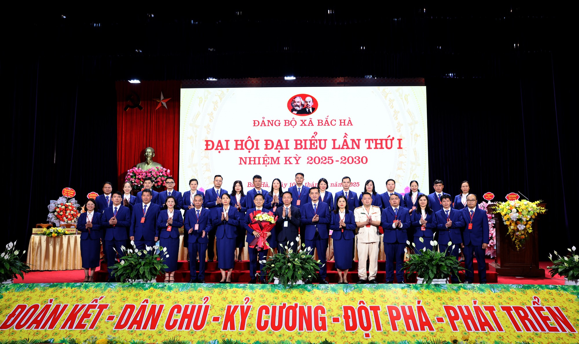 Phó Chủ tịch Thường trực HĐND tỉnh Vũ Quỳnh Khánh tặng hoa chúc mừng Ban Chấp hành Đảng bộ xã Bắc Hà nhiệm kỳ 2025 - 2030. 1l8a9060c.jpg