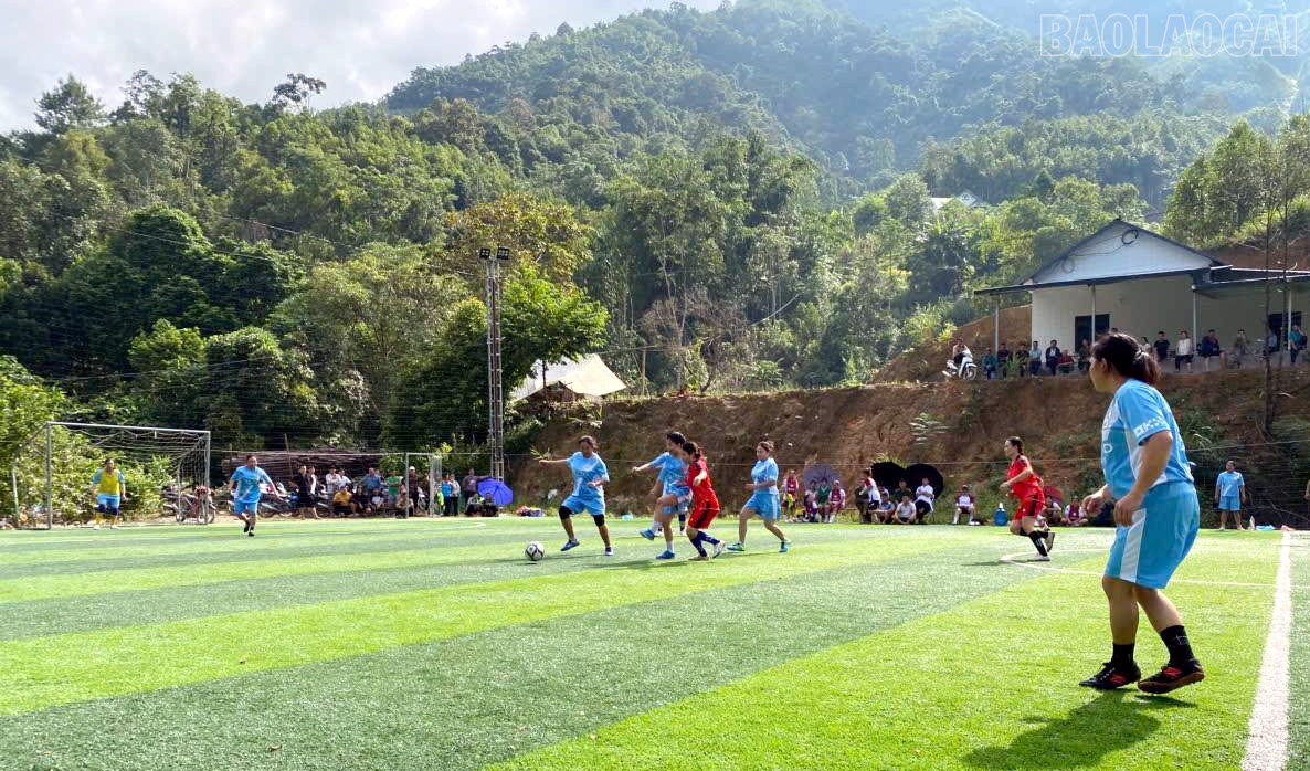 Môn bóng đá thu hút đông phụ nữ tham gia. Ảnh: Minh Quang baolaocai-tr_cl6.jpg