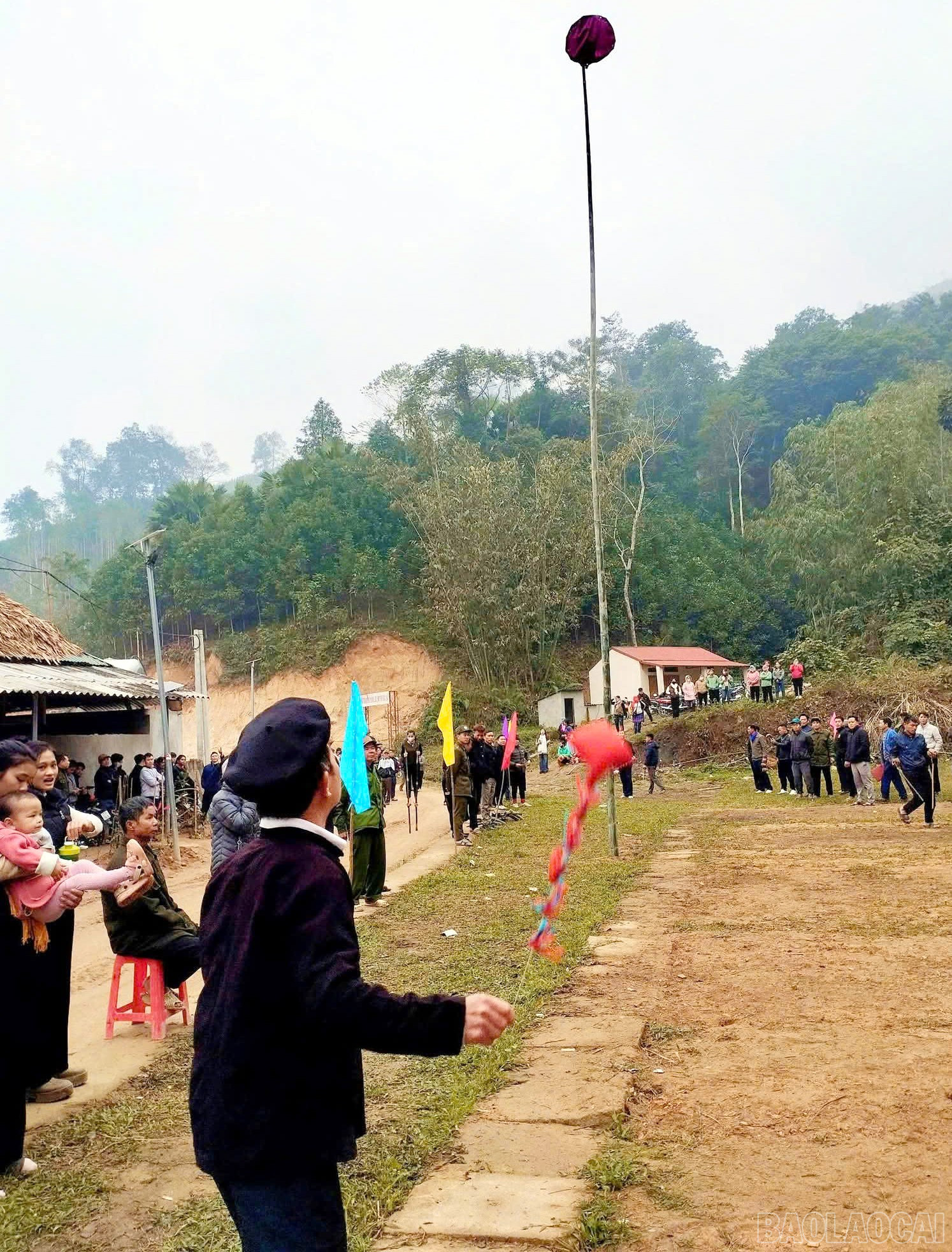 Vào các dịp lễ, tết, Cốc Lầu đều tổ chức thi đấu các môn thể thao truyền thống. Ảnh: Minh Quang baolaocai-br_cl4.jpg