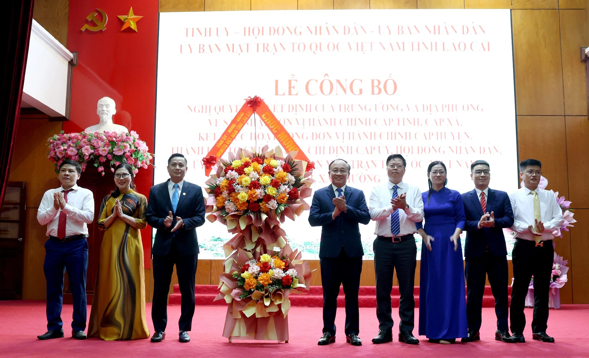 Tặng hoa chúc mừng xã Bát Xát.