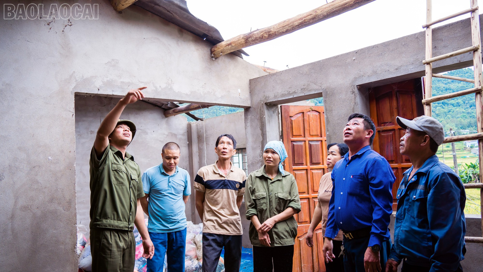 Song song việc ứng phó với bão số 11, xã Mường Khương tiếp tục triển khai khắc phục hậu quả hoàn lưu bão số 10. Ảnh: Hán Hiền baolaocai-tl_mk2.jpg