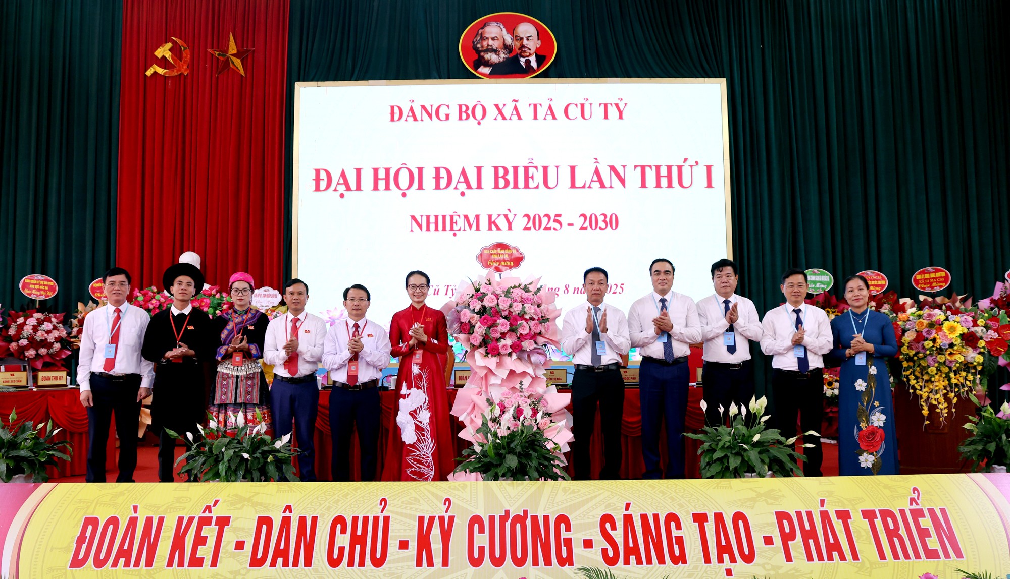 Các đồng chí lãnh đạo tặng lẵng hoa chúc mừng Đại hội Đảng bộ xã Tả Củ Tỷ. tct6.jpg