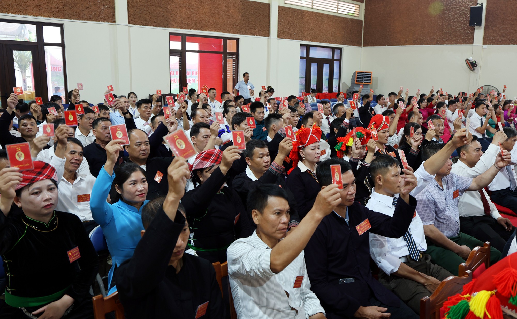Biểu quyết thông qua Nghị quyết Đại hội. vl4.jpg