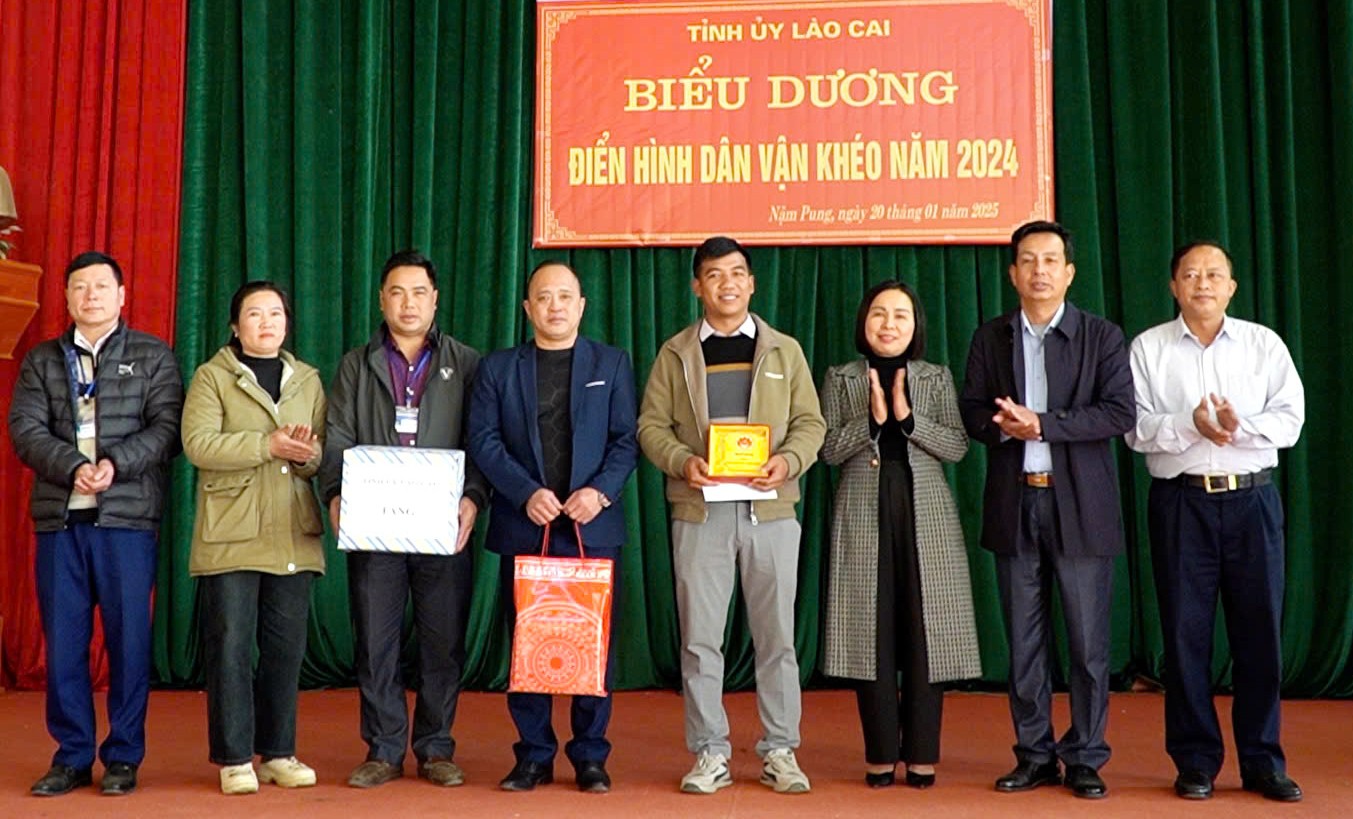 Đồng chí Lý Thị Vinh tặng quà mô hình chuyển đổi trồng cây lê Tai nung do Đảng ủy xã Nậm Pung thực hiện. dv2112.jpg