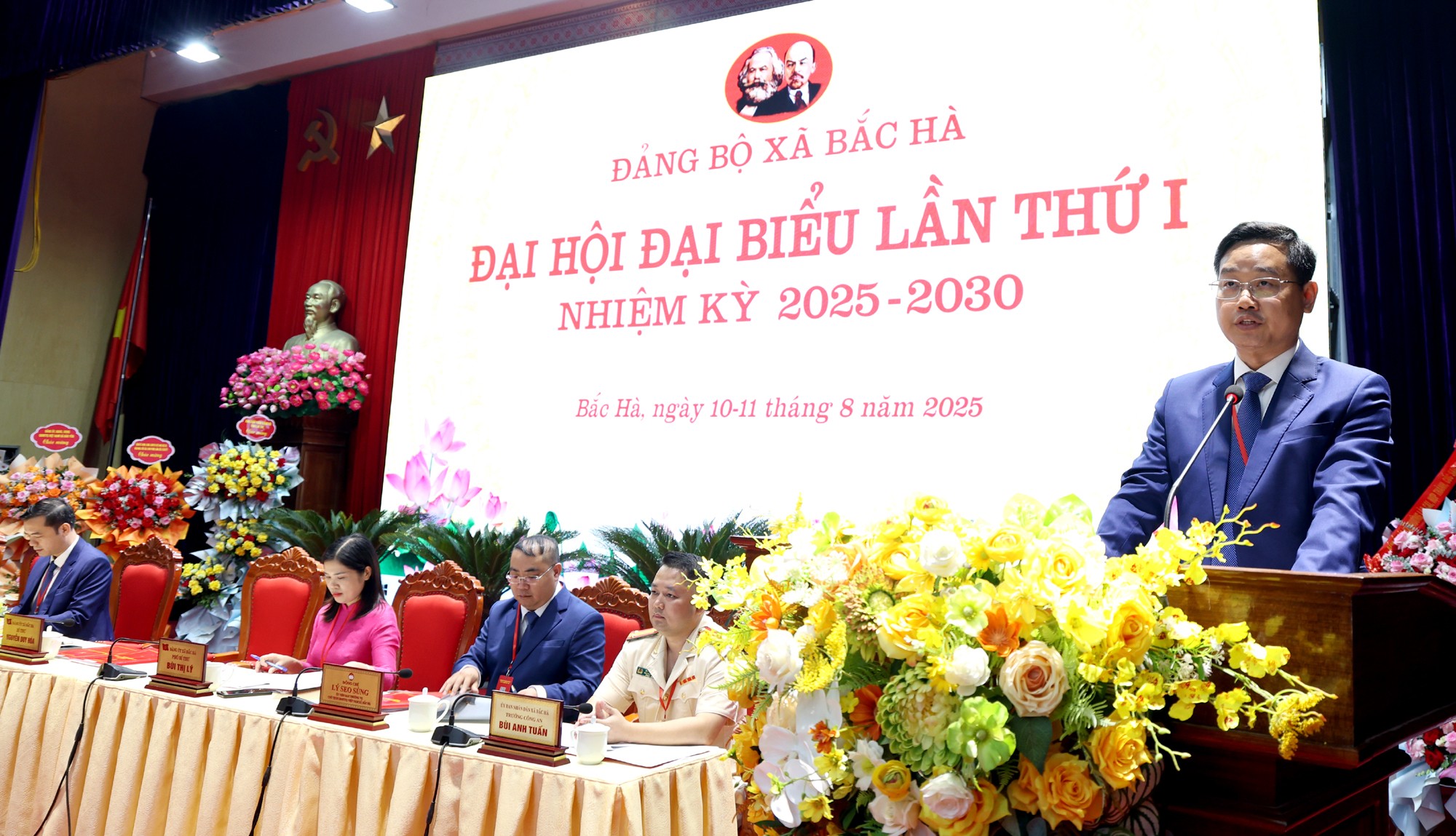 Bí thư Đảng uỷ xã Bắc Hà - Nguyễn Duy Hoà trình bày Báo cáo Chính trị trình đại hội. 1l8a8916c.jpg