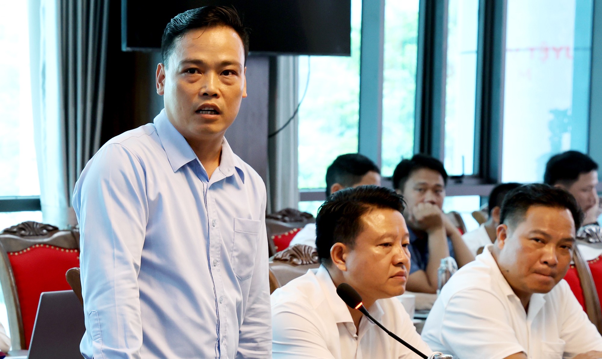 Đồng chí Lê Xuân Quỳnh, Bí thư Đảng ủy xã Nậm Chày báo cáo tại buổi làm việc. lxquynh.jpg