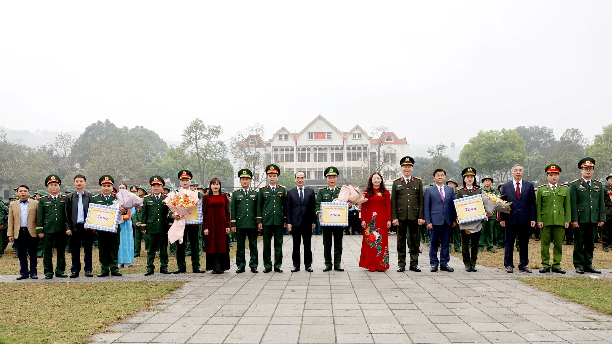 Phó Bí thư Thường trực Tỉnh ủy Vũ Xuân Cường và các đại biểu, lãnh đạo thành phố Lào Cai chúc mừng các đơn vị nhận quân.