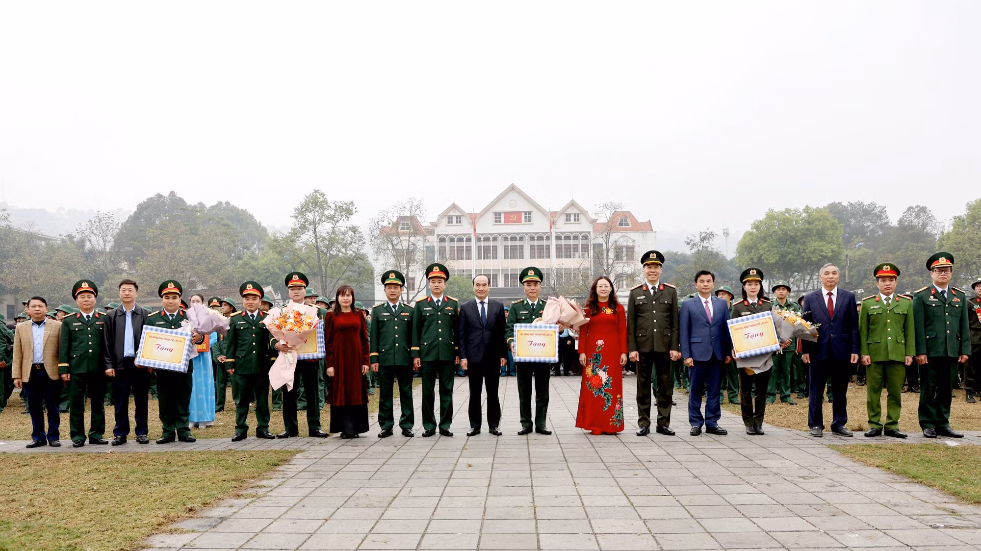 Phó Bí thư Thường trực Tỉnh ủy Vũ Xuân Cường và các đại biểu, lãnh đạo thành phố Lào Cai chúc mừng các đơn vị nhận quân.