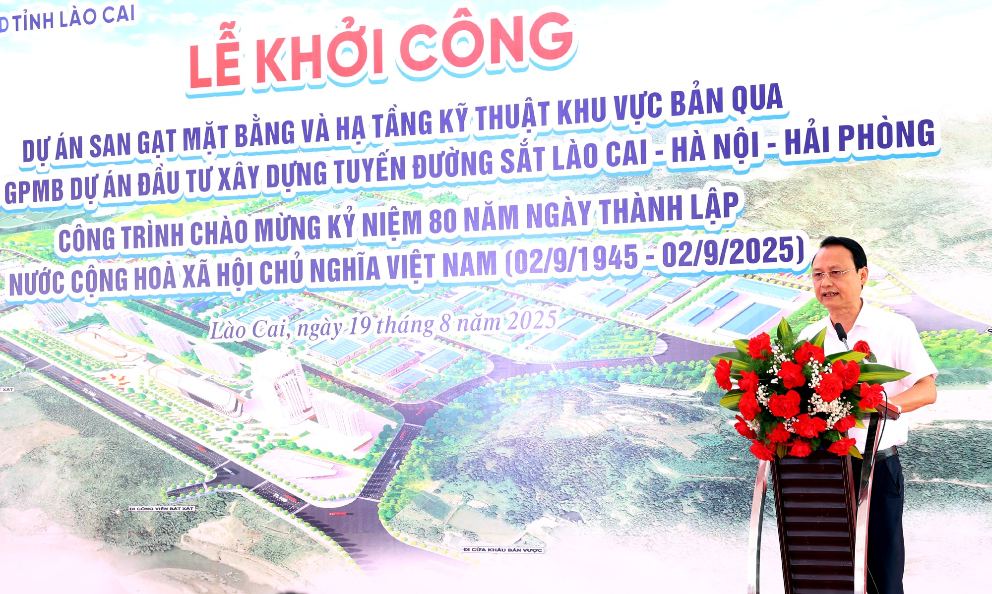 Đồng chí Vũ Lân, Giám đốc Ban Quản lý dự án đầu tư xây dựng tỉnh Lào Cai báo cáo quá trình chuẩn bị triển khai dự án. bq2.jpg