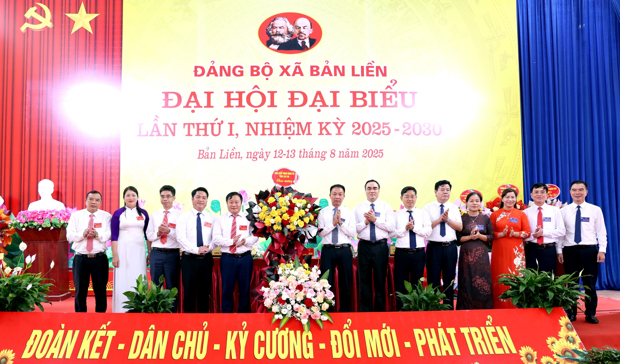 Các đồng chí lãnh đạo tặng lẵng hoa chúc mừng đại hội. bl10.jpg