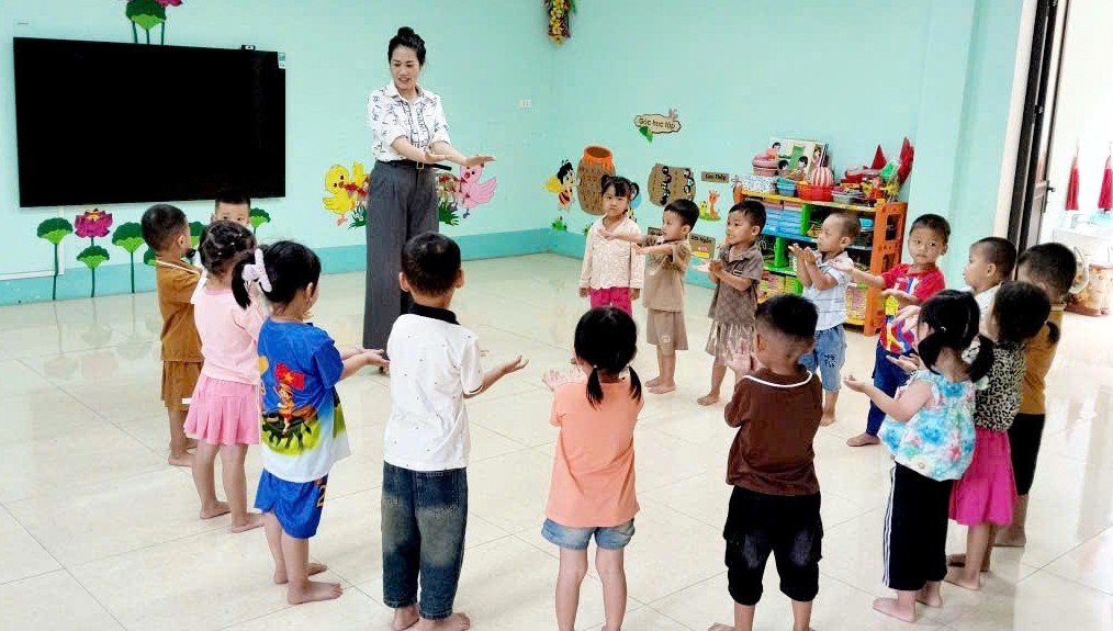 100% trẻ trong độ tuổi đến trường, tỷ lệ chuyên cần đạt trên 99%; 8/8 trường duy trì đạt chuẩn quốc gia. ncl9.jpg