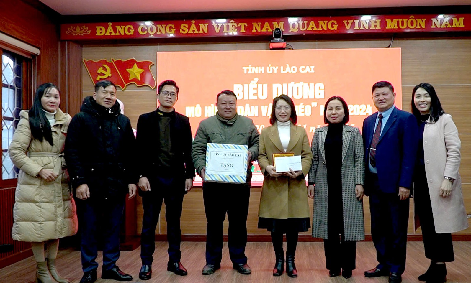 Đồng chí Lý Thị Vinh tặng quà Tổ công tác giải phóng mặt bằng do Ban Dân vận Thị ủy Sa Pa thực hiện. dv2111.jpg