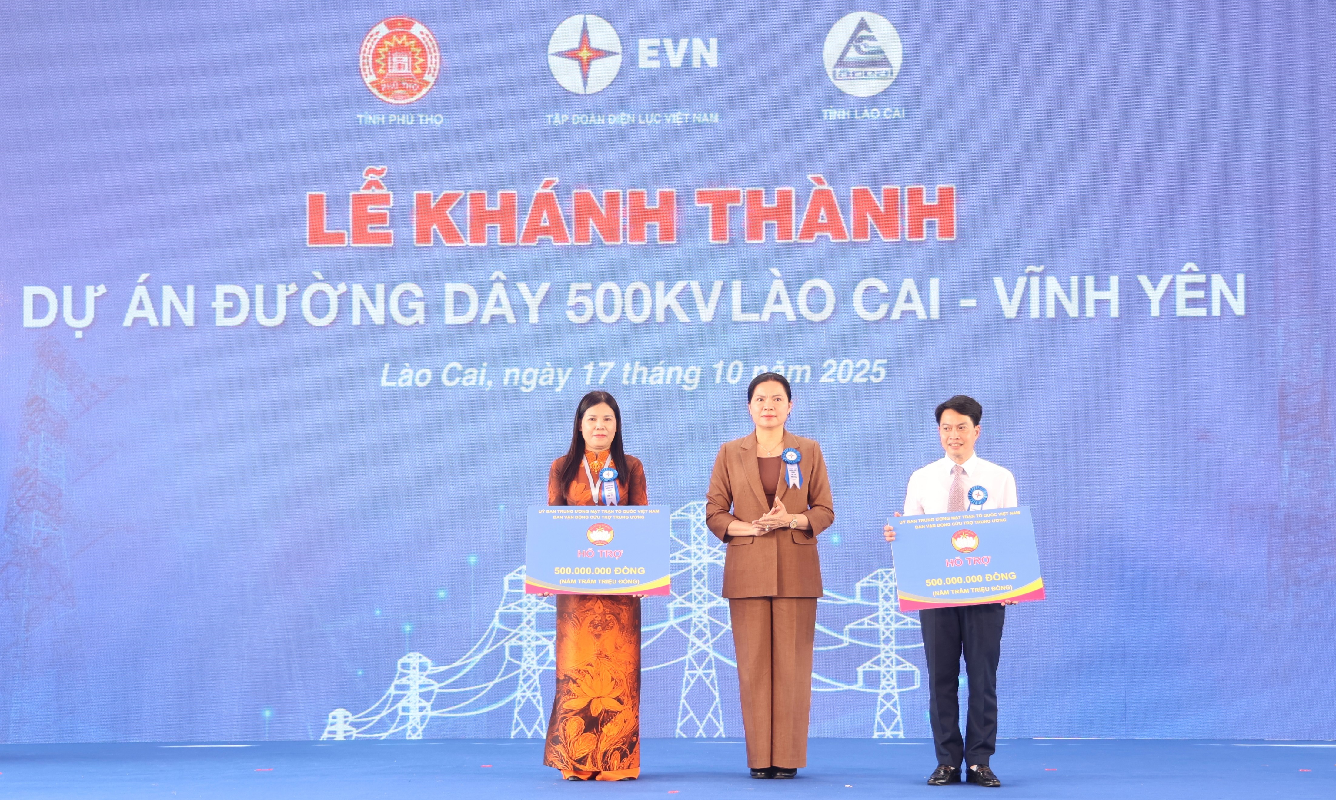 Phó Chủ tịch Uỷ ban MTTQ Việt Nam - Hà Thị Nga trao ủng hộ an sinh xã hội cho 2 tỉnh Lào Cai và Phú Thọ. trao1.jpg
