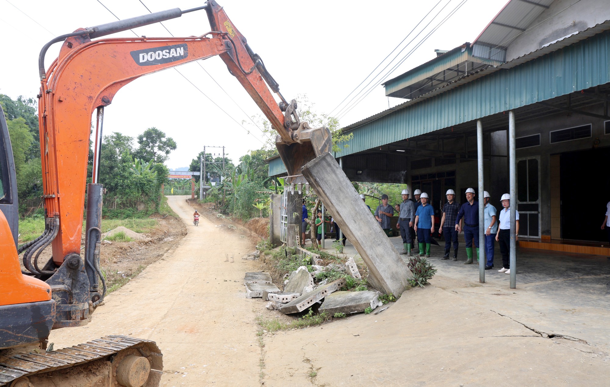 Hơn 70 hộ đã hiến đất và tài sản trên đất để mở rộng tuyến đường. gtvl2.jpg