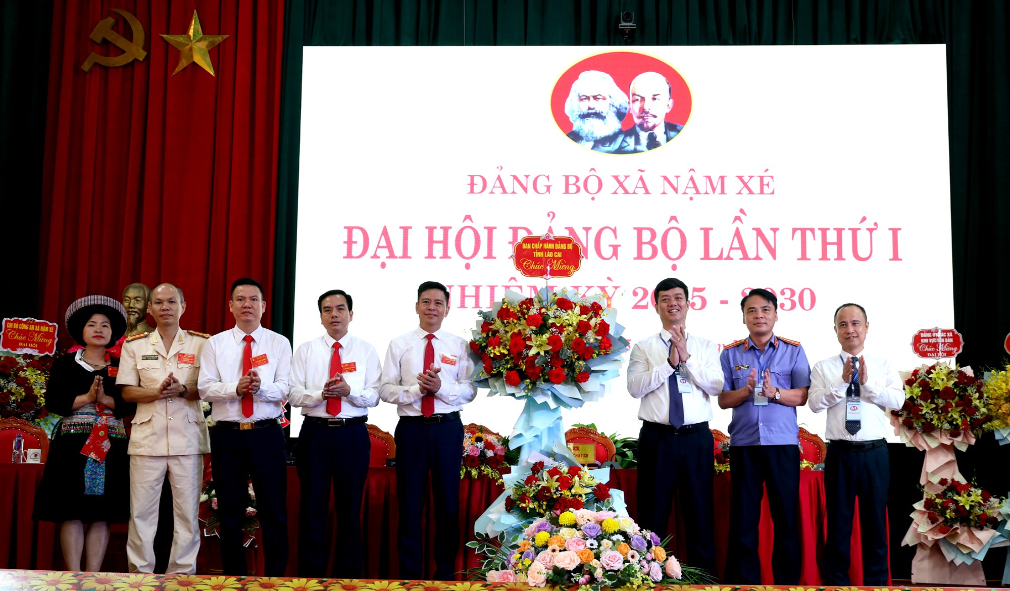 Các đồng chí lãnh đạo tặng lẵng hoa chúc mừng Đại hội. nx7.jpg