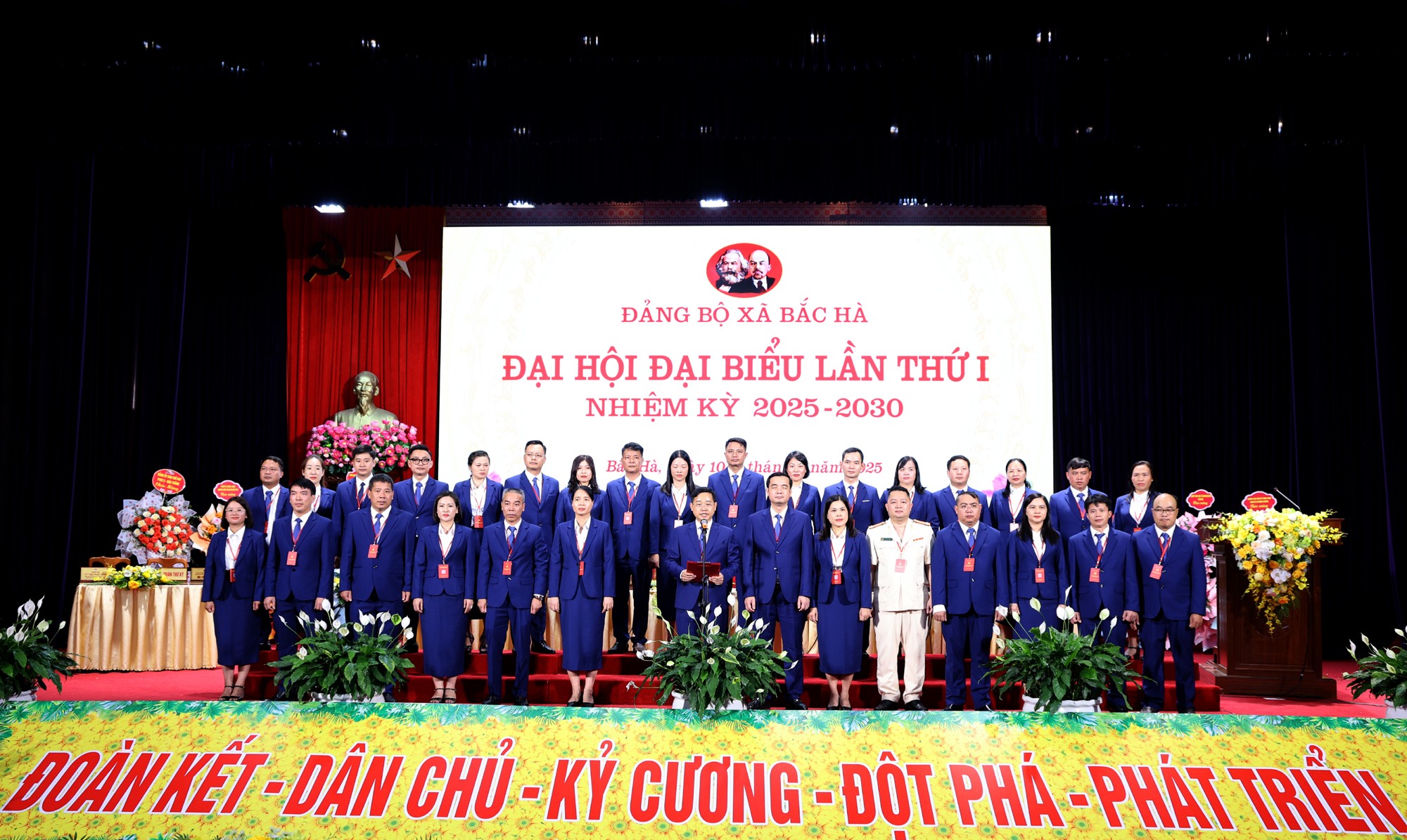 Ban Chấp hành Đảng bộ xã Bắc Hà nhiệm kỳ 2025 - 2030 ra mắt Đại hội. 1l8a9083c.jpg