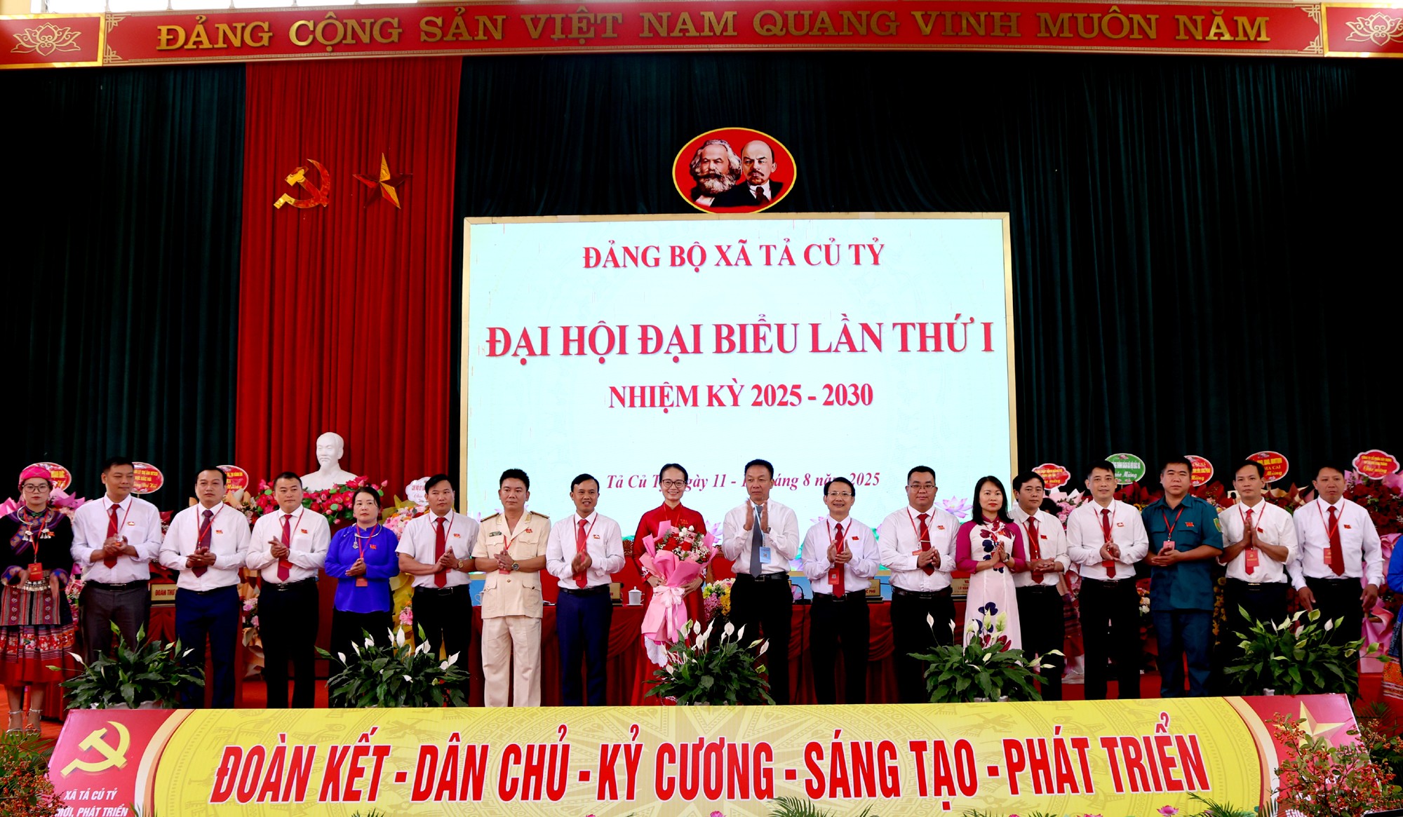 Phó Chủ tịch Thường trực HĐND tỉnh Vũ Quỳnh Khánh chúc mừng Ban Chấp hành Đảng bộ xã Tả Củ Tỷ khóa I, nhiệm kỳ 2025 - 2030. tct9.jpg